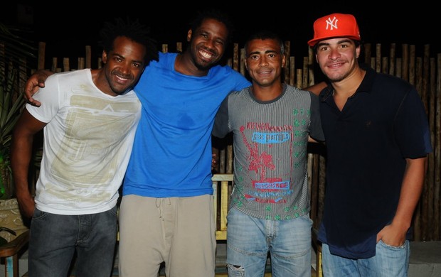 Romário posa com Dhum Neves, Jhama e Thiago Martins (Foto: Marcelo Dutra / Divulgação)