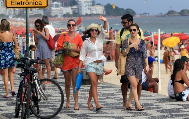Fernanda Paes Leme na praia do Leblon no Rio de Janeiro (Foto: Wallace Barborsa/ Ag.News)