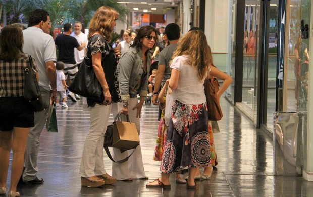 Giovanna Antonelli passeia em shopping e encontra Claudia Abreu RJ (Foto: Daniel Delmiro/ Ag.News)