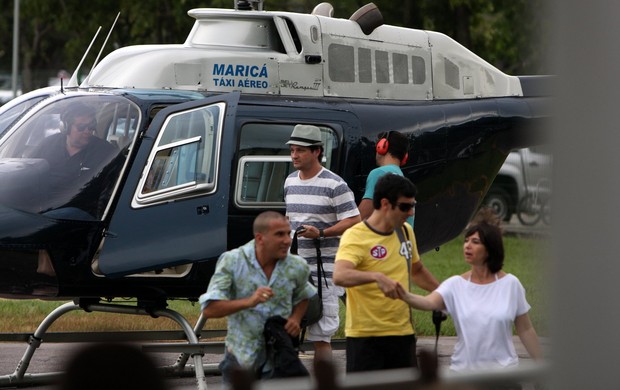 Marcelo Serrado e Ery Jhonson chegam em Angra dos Reis no RJ de helicóptero (Foto: Gil Rodrigues/ Photo Rio News)