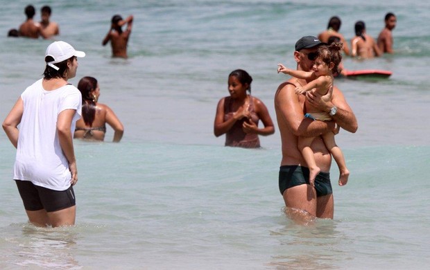Nalbert brinca com a filha na praia (Foto: André Freitas / AgNews)