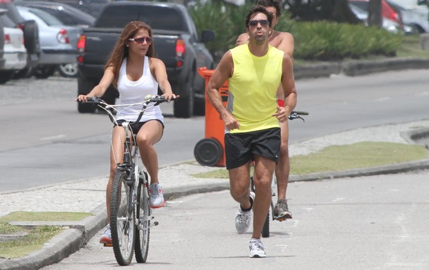 Nívea Stelmann passeia na orla com o namorado, Sanzio Gontijo (Foto: Dilson Silva / AgNews)