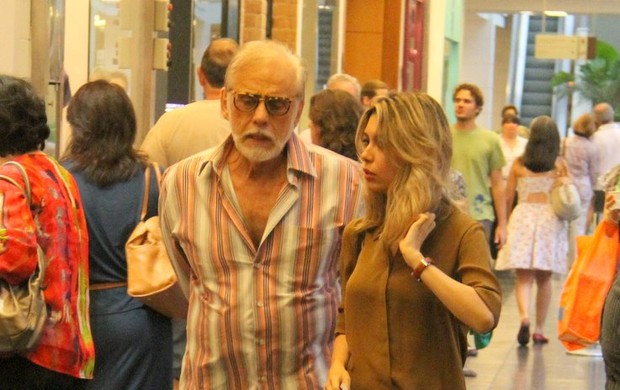 Francisco Cuoco passeia em shopping com a namorada (Foto: Daniel Delmiro / AgNews)