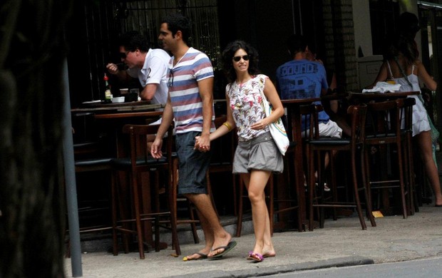 Maria Flor passeia no Leblon com o namorado (Foto: J. Humberto / AgNews)