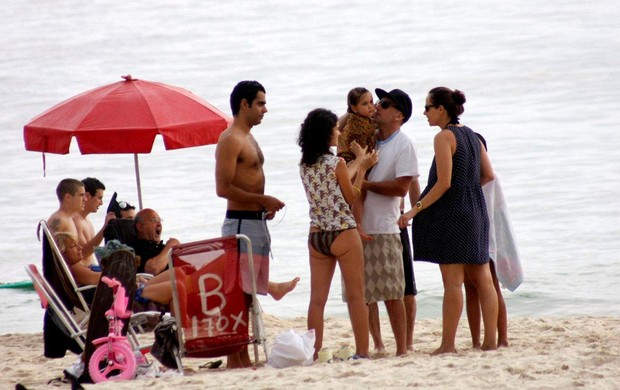 Maria Flor na praia do Leblon com o namorado e amigos (Foto: J. Humberto / AgNews)