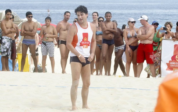 Marcelo Serrado joga futvôlei na praia do Leblon (Foto: Edson Teófilo / Photo Rio News)