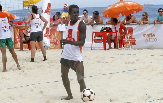Jonathan Azevedo joga futvôlei na praia do Leblon (Foto: Edson Teófilo / Photo Rio News)