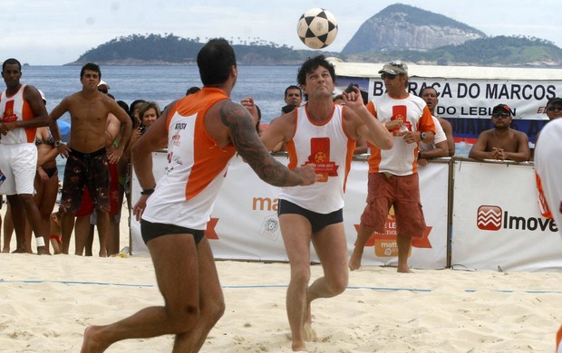 Marcelo Serrado joga futvôlei na praia do Leblon (Foto: Edson Teófilo / Photo Rio News)