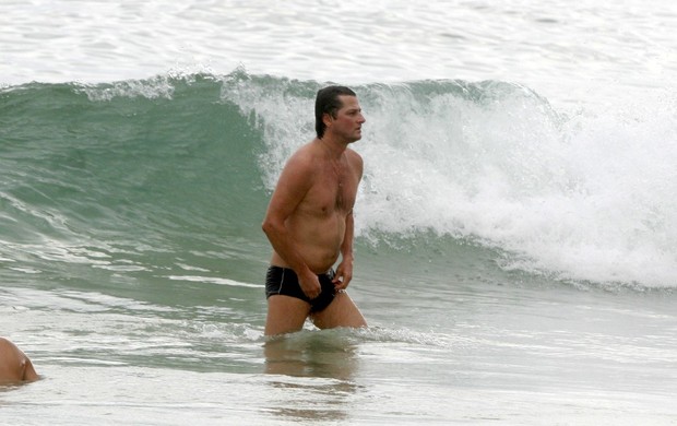 Marcelo Serrado mergulha no mar da praia do Leblon (Foto: Edson Teófilo / Photo Rio News)