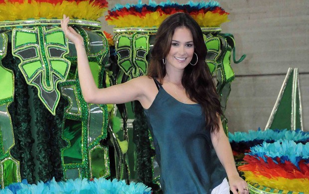 A Miss Brasil Priscila Machado no barracão da Mocidade (Foto: Paola Rhenius / Divulgação)