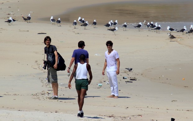 Caio Castro fotografa para campanha na praia do Arpoador (Foto: Wallace Barbosa / AgNews)