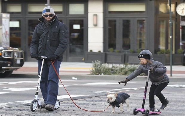 Hugh Jackman e sua filha Ava, acompanhados de seu bulldog francês (Foto: Honopix)