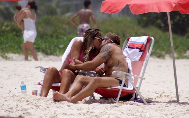 Jaque Khury e o namorado na praia (Foto: Carlos Osmar/Photo Rio News)