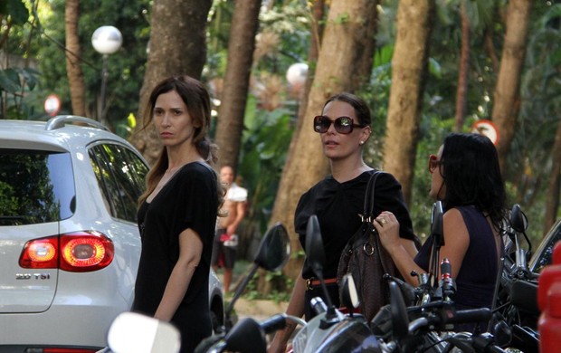 Carolina Ferraz passeia com a amiga Ingra Liberato em shopping do Rio (Foto: Daniel Delmiro/ Ag. News)