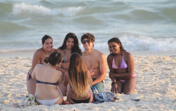 Caio Castro com amigas na Praia da Barra da Tijuca (Foto: Jeferson Ribeiro e Fabio Martins/ Ag.news)