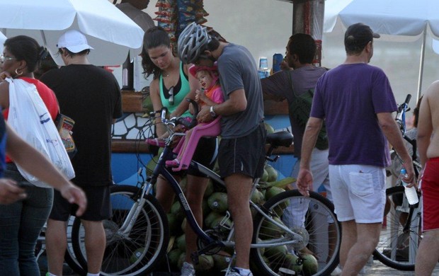 Daniella Sarahyba e Wolf Klabin levam Grabriela pra passear de bicicleta. (Foto: André Freitas/ Ag.News)