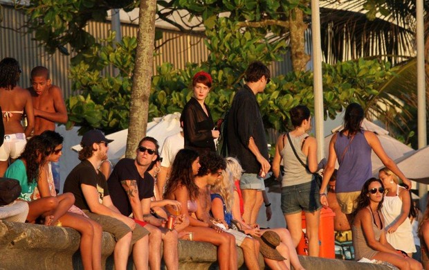 Florence curte pôr-do-sol no Arpoador com o namorado e amigos. (Foto: André Freitas/ Ag.News)