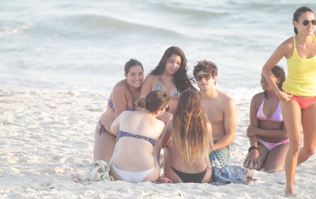 Caio Castro com amigas na Praia da Barra da Tijuca  (Foto: Jeferson Ribeiro e Fabio Martins/ Agnews)
