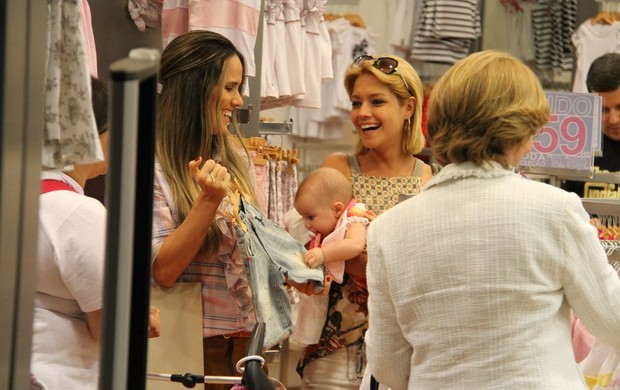 Thaís Fersoza, Fernanda Pontes e a filha, no colo de Thaís, passeiam em shopping do Rio (Foto: Daniel Delmiro / AgNews)