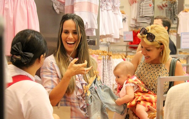 Thaís Fersoza, Fernanda Pontes e a filha, no colo de Thaís, passeiam em shopping do Rio (Foto: Daniel Delmiro / AgNews)
