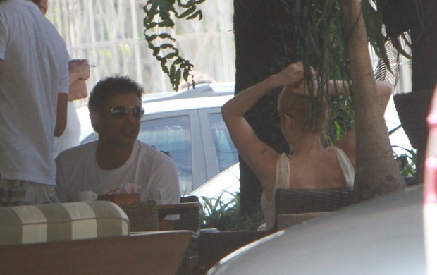 Danielle Winits almoça com Marcos Pasquim em churrascaria carioca (Foto: Delson Silva / Ag News)