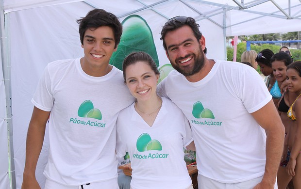 Rodrigo Simas, Cecília Dassi e Thierry FIgueira participam da ação "Praia Feliz é Praia Limpa" (Foto: Murilo Tinoco / Agi9 / Divulgação)