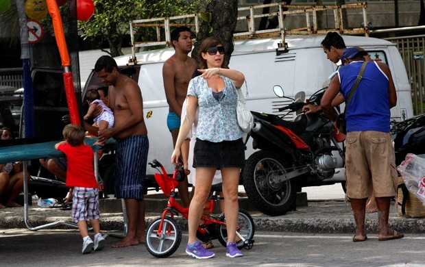 Maria Paula passeia com os filhos na orla do Leblon, no Rio (Foto: J. Humberto / AgNews)