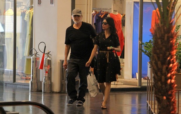 Francisco Cuoco passeia em shopping com a namorada (Foto: Daniel Delmiro / AgNews)