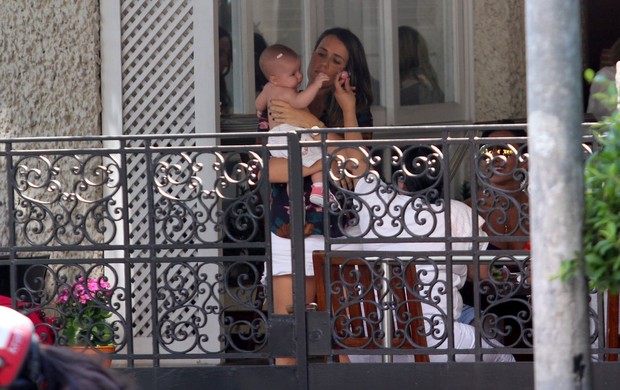 Fernanda Pontes leva a filha para Sabrina Sato conhecer (Foto: Wallace Barbosa / AgNews)