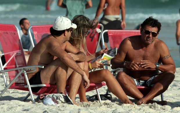 Sérgio Mallando vai à praia com a família, no Rio (Foto: Marcello Sá Barreto / Photo Rio News)