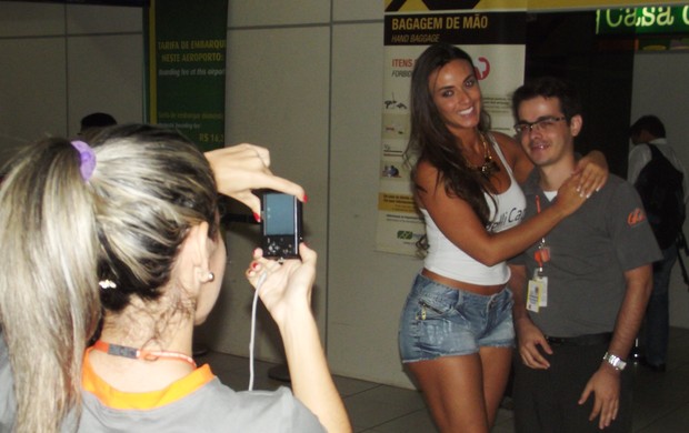 Nicole Bahls faz sucesso com fãs (Foto: Julio Henrique/Divulgação)