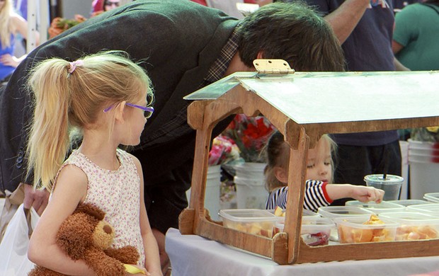 Ben Affleck leva suas filhas Violet e Seraphina ao Farmers Market, na Califórnia (Foto: Honopix)