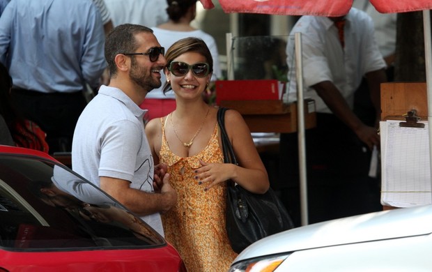 Milena Toscano e o namorado vão a restaurante no Rio (Foto: Wallace Barbosa / AgNews)