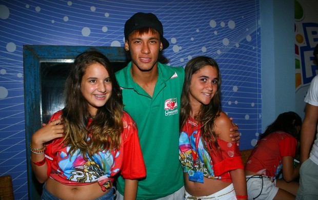 Neymar e fãs (Foto: Gabriel Rangel / Ag. News)