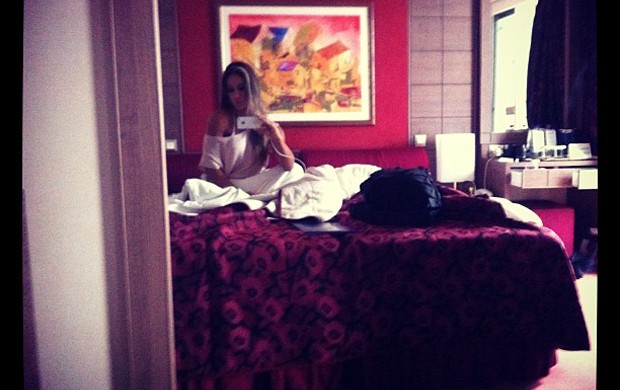 Mayra Cardi posta foto no quarto (Foto: Twitter / Reprodução)