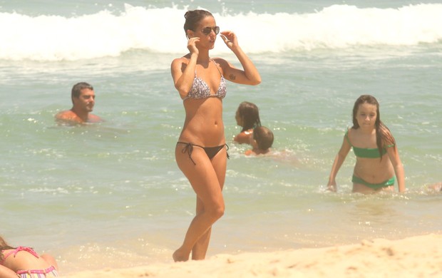 Fernanda de Freitas vai à praia, no Rio (Foto: Marcos Ferreira / Photo Rio News)