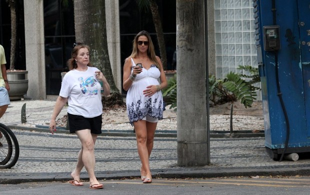 Luana Piovani vai ao salão de beleza com a mãe, no Rio (Foto: Wallace Barbosa / AgNews)
