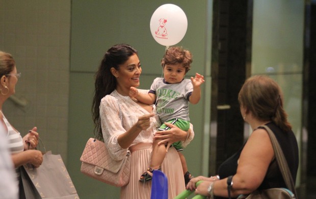 Juliana Paes passeia com o filho em shopping do Rio (Foto: Marcus Pavão / AgNews)