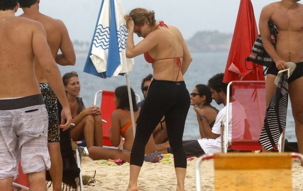 Rita Guedes na praia do Leblon, no Rio (Foto: Edson Teófilo / Photo Rio News)