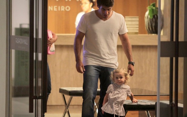 Raoni Carneiro passeia com a filha (Foto: Ag News)