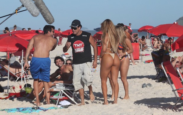 Sérgio Mallandro grava programa na praia (Foto: Photo Rio News)