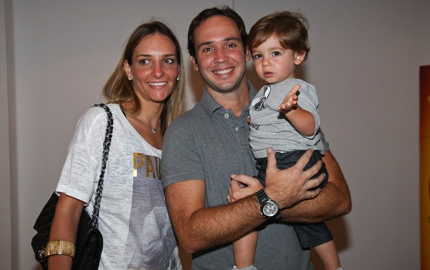 Caio Ribeiro com a esposa Renata e o filho João (Foto: Photo Rio News/ Manuela Scarpa)
