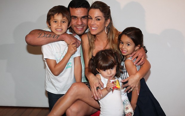 Vitor Belfort e Joana Prado com o filhos Davi, Kyara e Vitória (Foto: Photo Rio News/ Manuela Scarpa)