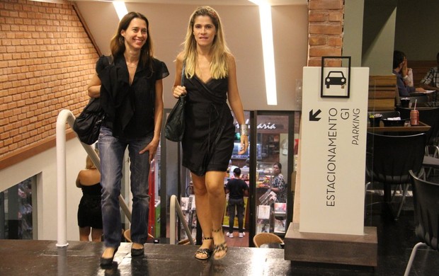 Ingrid Guimarães passeia com amiga em shopping do Rio (Foto: Daniel Delmiro / AgNews)