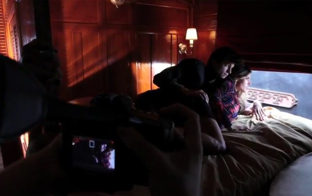 Alessandra Ambrósio e Ashton Kutcher fotografam para campanha (Foto: YouTube / Reprodução)