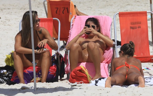 Mayra Cardi na praia da Barra no Rio (Foto: Jeferson Ribeiro/AgNews)