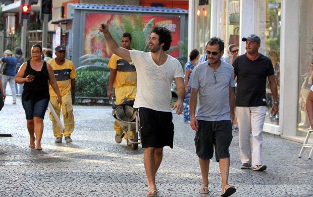 Eriberto Leão passeia pelo Leblon com um amigo (Foto: André Freitas / AgNews)