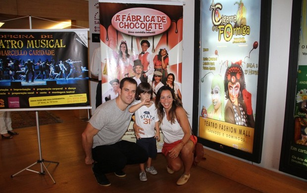 Carla Marins vai com o filho e o marido assistir a peça "A FÁBRICA DE CHOCOLATE"  (Foto: Daniel Delmiro/Agnews)