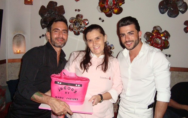 Harry Louis com a doceira Fernanda Toledo e Marc Jacobs com seu bolo de aniversário (Foto: Divulgação)
