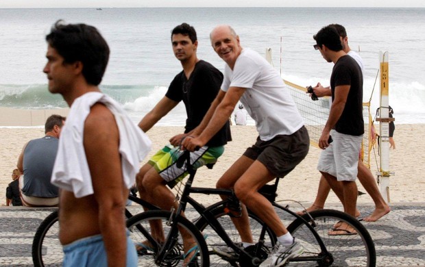 Marcos Caruso pedala na orla do Leblon, no Rio (Foto: J. Humberto / AgNews)